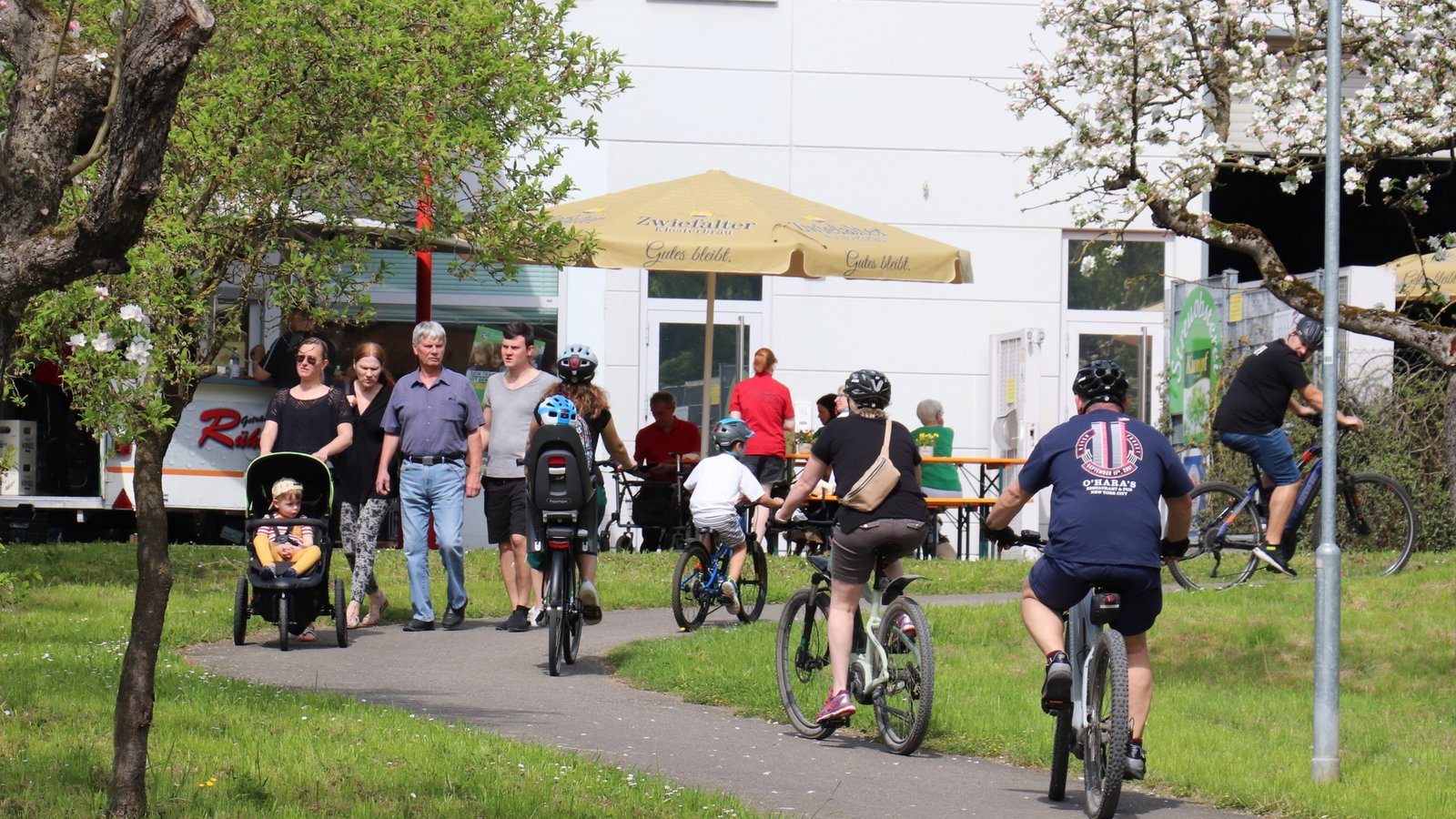 Ob zu Fuß, mit dem Rad oder Kinderwagen - auch die zweite Frühlingswanderung kam in der Bürgerschaft gut an. Fotos: Gergen Ob zu Fuß, mit dem Rad oder Kinderwagen - auch die zweite Frühlingswanderung kam in der Bürgerschaft gut an. Fotos: Gergen
