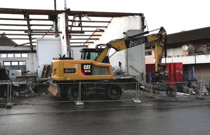 Abbrucharbeiten in der Enzweihinger Schulstraße neben der Turn- und Festhalle. Hier wollen Vaihinger Kinderärzte eine Praxis bauen (die VKZ berichtete). Das alte Gebäude war unter anderem mal Lagerhaus für die Darlehenskasse/Enzweihinger Bank/Enztalbank. Später war hier ein Landmaschinenhandel angesiedelt, zuletzt ein Betrieb für Autolacke.  <span class='image-autor'>Foto: Arning</span>