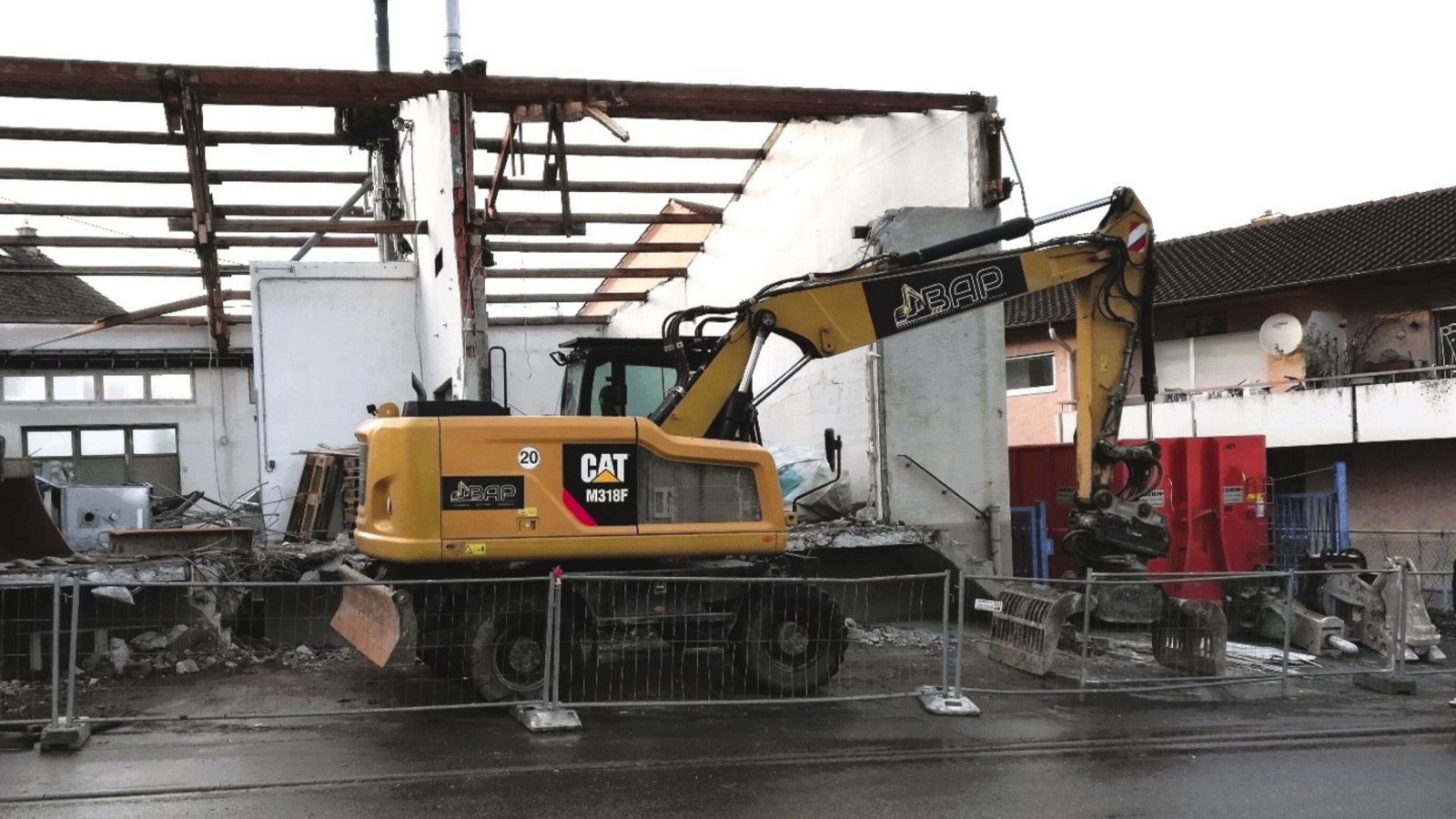 Abbrucharbeiten in der Enzweihinger Schulstraße neben der Turn- und Festhalle. Hier wollen Vaihinger Kinderärzte eine Praxis bauen (die VKZ berichtete). Das alte Gebäude war unter anderem mal Lagerhaus für die Darlehenskasse/Enzweihinger Bank/Enztalbank. Später war hier ein Landmaschinenhandel angesiedelt, zuletzt ein Betrieb für Autolacke.  Foto: Arning