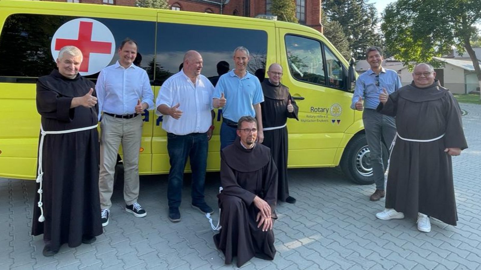 In Breslau wurde das Rettungsfahrzeug übergeben. Foto: Speidel In Breslau wurde das Rettungsfahrzeug übergeben. Foto: Speidel
