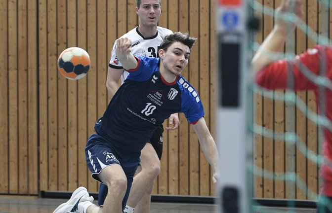 Lukas Stefani (vorne) feiert mit dem TSV Oberriexingen dank einer kämpferisch starken Leistung einen Auswärtserfolg bei der HSG Freiberg/Benningen/Hoheneck. <span class='image-autor'>Foto: Archiv/Leitner</span>