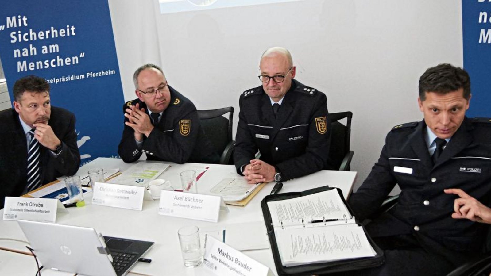 Frank Otruba, Christian Dettweiler, Axel Büchner und Markus Bauder (v.li.) stellen die Verkehrsunfallstatistik des Polizeipräsidiums vor. Foto: sf Frank Otruba, Christian Dettweiler, Axel Büchner und Markus Bauder (v.li.) stellen die Verkehrsunfallstatistik des Polizeipräsidiums vor. Foto: sf