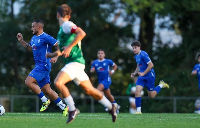 Die gute Nachricht: Mikail Gümüssu (li.) konnte wieder für die SV Böblingen gegen den Ball treten. Die schlechte Nachricht: Nach nicht mal einer Stunde verließ er den Platz mit erneuten Problemen.<span class='image-autor'>Eibner/Sören Herweg</span>