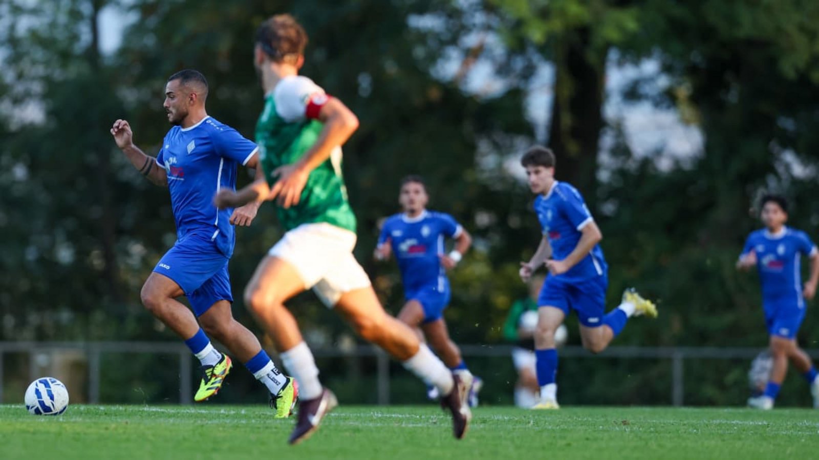 Die gute Nachricht: Mikail Gümüssu (li.) konnte wieder für die SV Böblingen gegen den Ball treten. Die schlechte Nachricht: Nach nicht mal einer Stunde verließ er den Platz mit erneuten Problemen.Eibner/Sören Herweg
