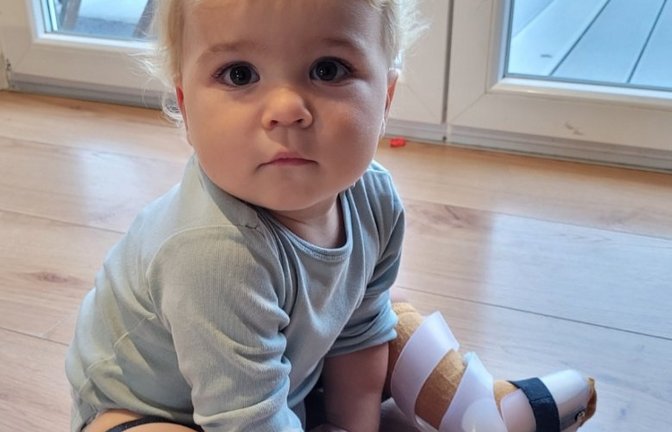 Miko kommt mit seinen flexiblen Beinschienen besser zurecht.