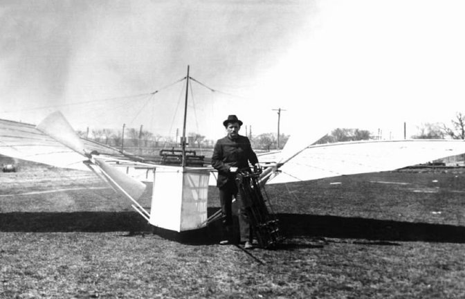 Er war wohl der Erste, der ein Motorflugzeug in die Luft brachte: Gustav Weisskopf vor seiner Maschine. (Archivbild)<span class='image-autor'>picture alliance / dpa</span>