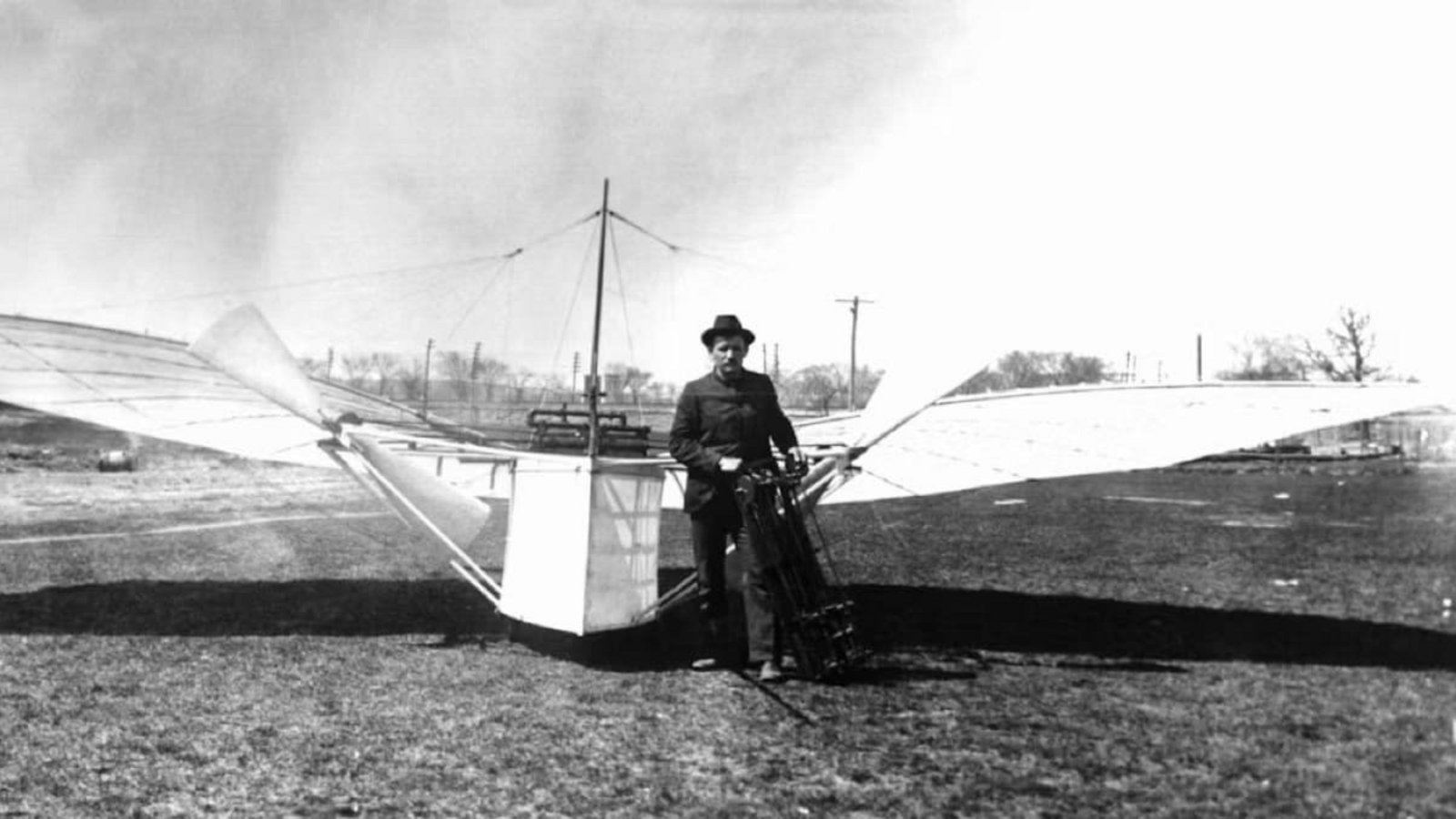 Er war wohl der Erste, der ein Motorflugzeug in die Luft brachte: Gustav Weisskopf vor seiner Maschine. (Archivbild)picture alliance / dpa Er war wohl der Erste, der ein Motorflugzeug in die Luft brachte: Gustav Weisskopf vor seiner Maschine. (Archivbild)picture alliance / dpa