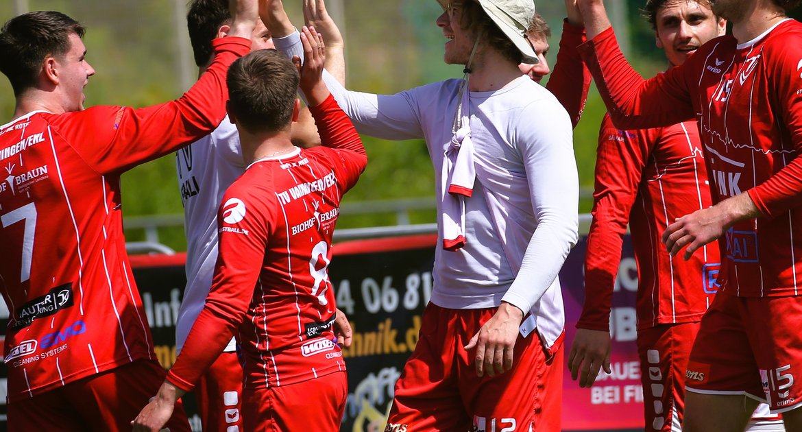 Jubel Faustballer TVV TV Vaihingen in der 1. Faustball Bundesliga Süd Saison 2026 Feldsaison Feldfaustball, Freude über 5:1-Sieg im ersten Saisonspiel gegen den TV Käfertal