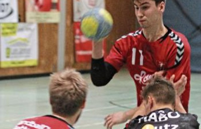 Das Zusammenspiel zwischen dem Rückraum – hier Roland Joza (hinten) – und den Kreisläufern – hier Matthias Schwarz (vorne – hat beim HC Metter-Enz gegen die HSG Strohgäu überhaupt nicht geklappt. „Die Gäste haben die Anspiele gut zugestellt“, berichtet HC