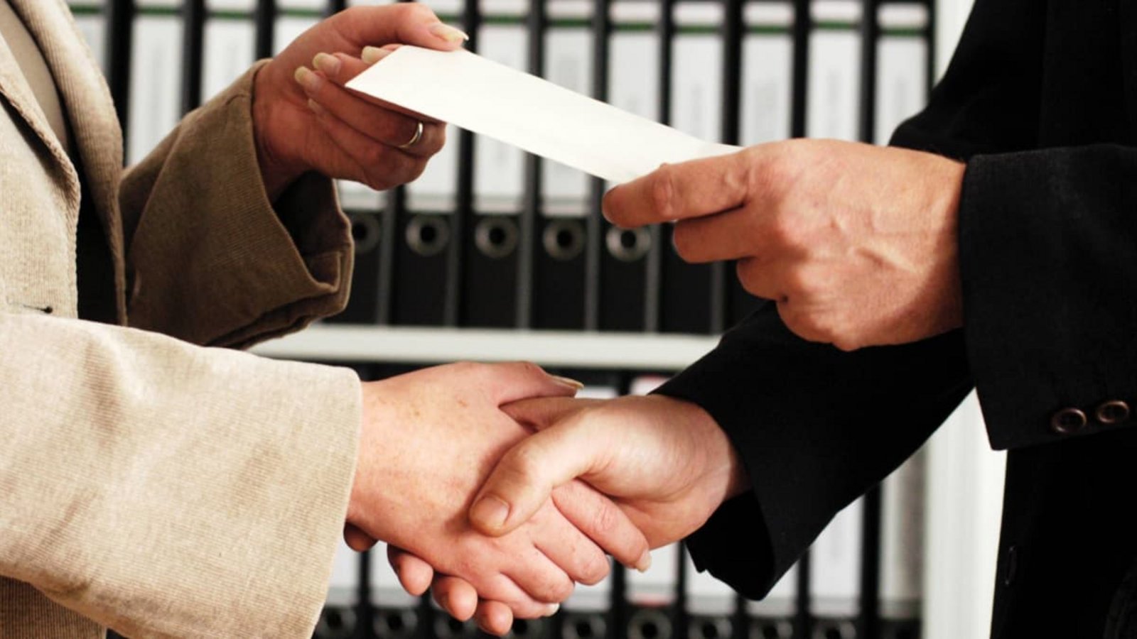 Dieser Handschlag kann ein paar Hundert Euro wert sein: Wer lange in einem Unternehmen arbeitet, hat unter Umständen das Anrecht auf eine Sonderzuwendung, wenn ein Jubiläum ansteht.imago/photothek Dieser Handschlag kann ein paar Hundert Euro wert sein: Wer lange in einem Unternehmen arbeitet, hat unter Umständen das Anrecht auf eine Sonderzuwendung, wenn ein Jubiläum ansteht.imago/photothek