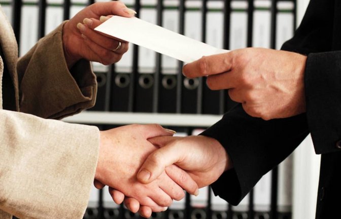 Dieser Handschlag kann ein paar Hundert Euro wert sein: Wer lange in einem Unternehmen arbeitet, hat unter Umständen das Anrecht auf eine Sonderzuwendung, wenn ein Jubiläum ansteht.<span class='image-autor'>imago/photothek</span>