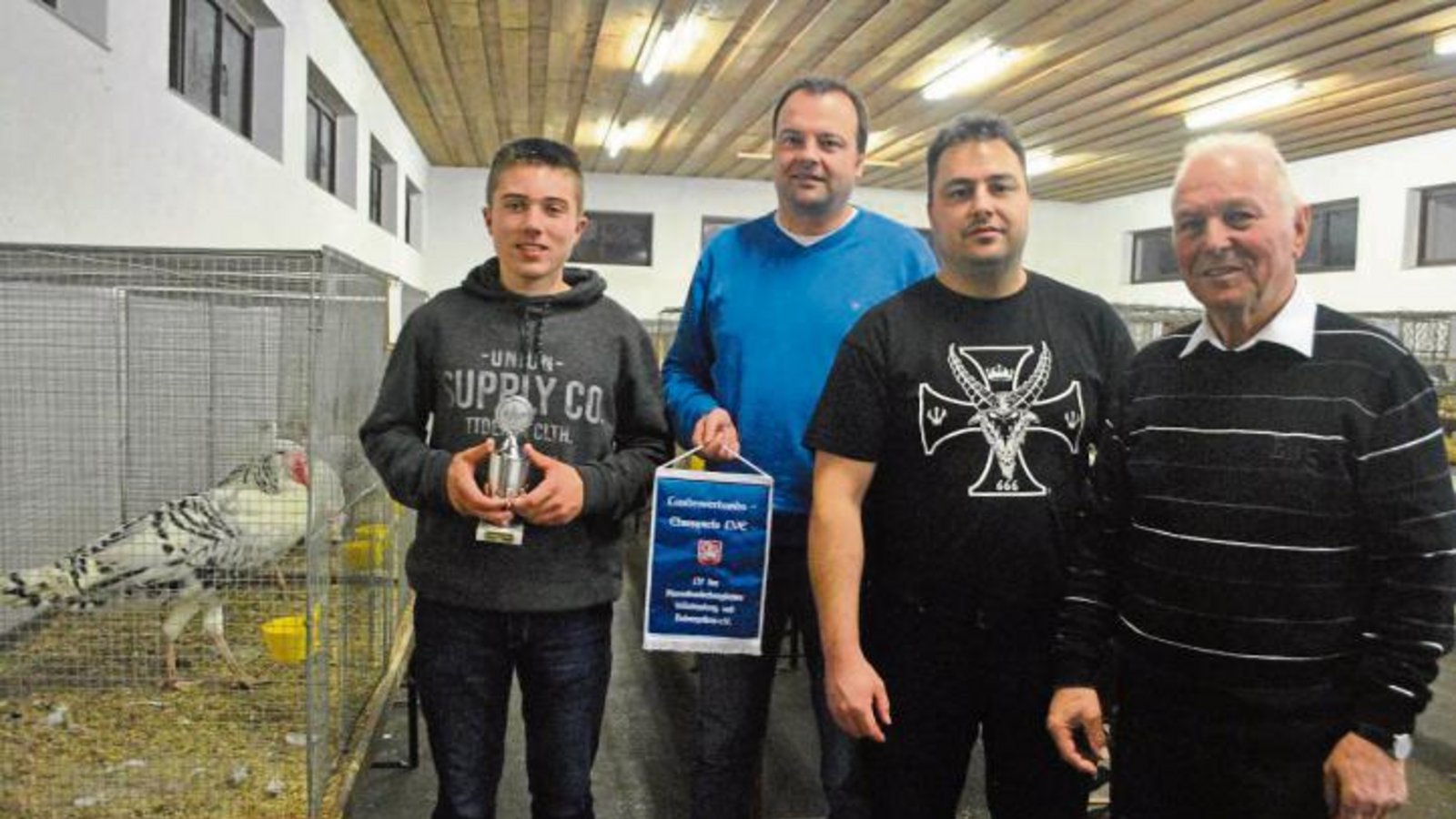 Erfolgreiche Illinger Züchter: Nick Creyaufmüller (von links), Marco Mannhardt, Marcus Alfers (in Vertretung der Züchtergemeinschaft) und Heinz Speidel. Links die Puten von Nick Creyaufmüller, die die kommenden Tage wohl im Stall verbringen müssen. Foto: Stahlfeld Erfolgreiche Illinger Züchter: Nick Creyaufmüller (von links), Marco Mannhardt, Marcus Alfers (in Vertretung der Züchtergemeinschaft) und Heinz Speidel. Links die Puten von Nick Creyaufmüller, die die kommenden Tage wohl im Stall verbringen müssen. Foto: Stahlfeld
