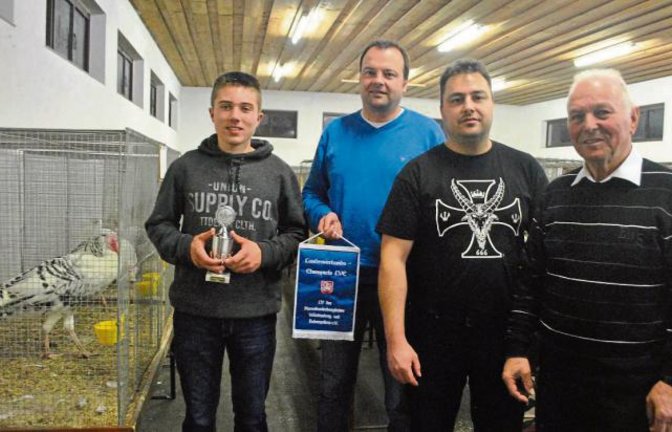 Erfolgreiche Illinger Züchter: Nick Creyaufmüller (von links), Marco Mannhardt, Marcus Alfers (in Vertretung der Züchtergemeinschaft) und Heinz Speidel. Links die Puten von Nick Creyaufmüller, die die kommenden Tage wohl im Stall verbringen müssen. Foto: Stahlfeld