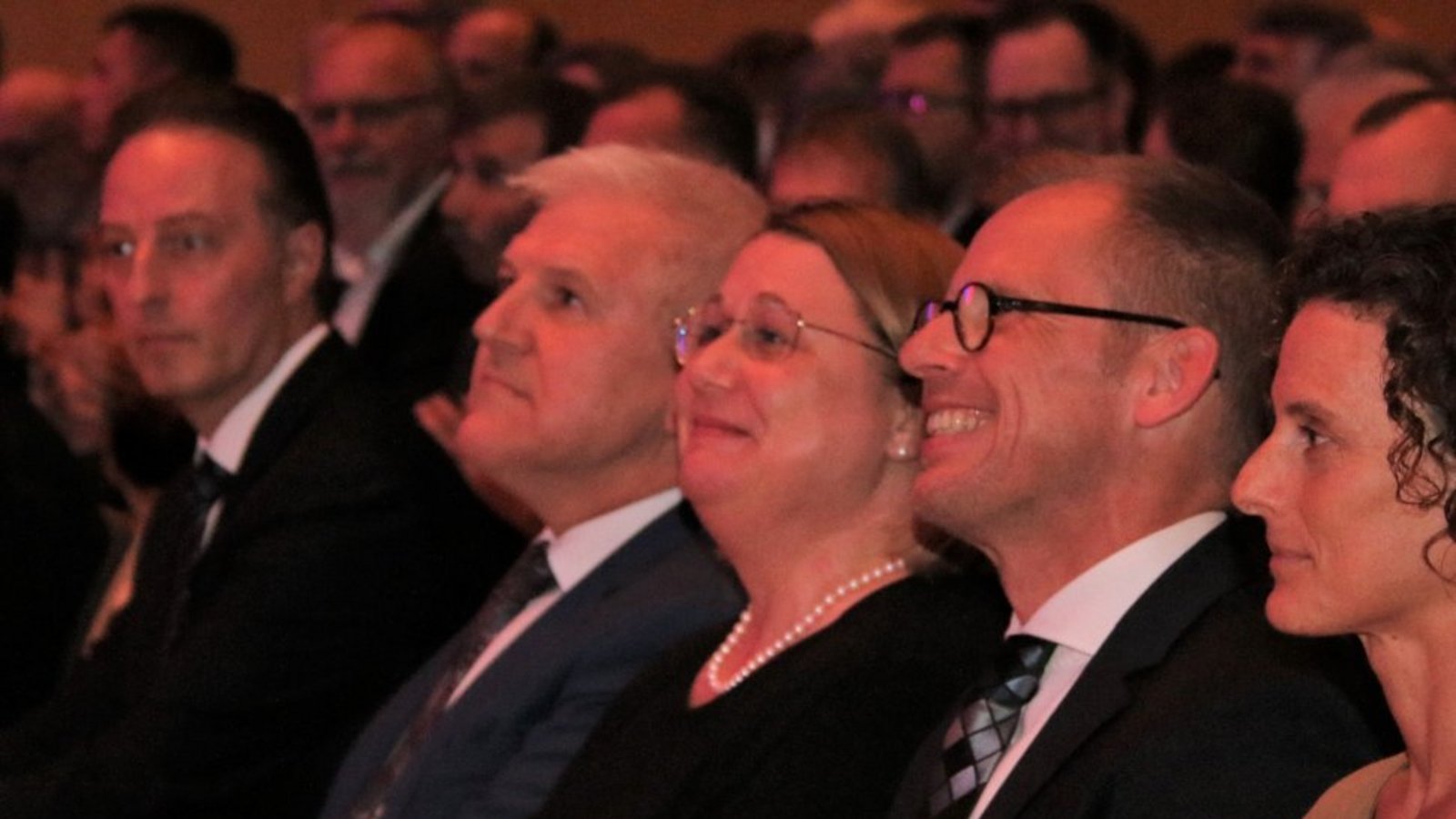 Unter den Gästen waren Alt-OB Maisch (Mitte) und Regierungsvizepräsidentin von Strauch (mit Perlenkette), die ein Grußwort an Skrzypek (rechts daneben) richtete.