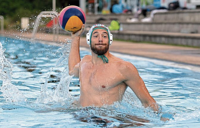 Marvin Thran und seine Leidenschaft Wasserball: Der gebürtige Cannstatter freut sich über jedes Derby – an diesem Samstag geht es mit dem SSV Esslingen gegen Ludwigsburg.  Foto: Baumann