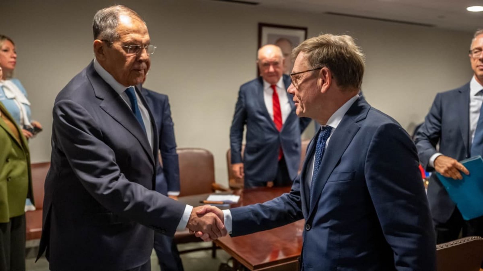 Sergej Lawrow (l), Außenminister von Russland,
verabschiedet sich von Johann Wadephul (CDU, r), Außenminister, nach einem Treffen am Rande der Sitzung der UN Generalversammlung bei den Vereinten Nationen.Michael Kappeler/dpa Sergej Lawrow (l), Außenminister von Russland,
verabschiedet sich von Johann Wadephul (CDU, r), Außenminister, nach einem Treffen am Rande der Sitzung der UN Generalversammlung bei den Vereinten Nationen.Michael Kappeler/dpa