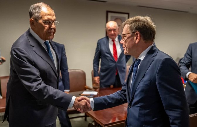 Sergej Lawrow (l), Außenminister von Russland,
verabschiedet sich von Johann Wadephul (CDU, r), Außenminister, nach einem Treffen am Rande der Sitzung der UN Generalversammlung bei den Vereinten Nationen.<span class='image-autor'>Michael Kappeler/dpa</span>