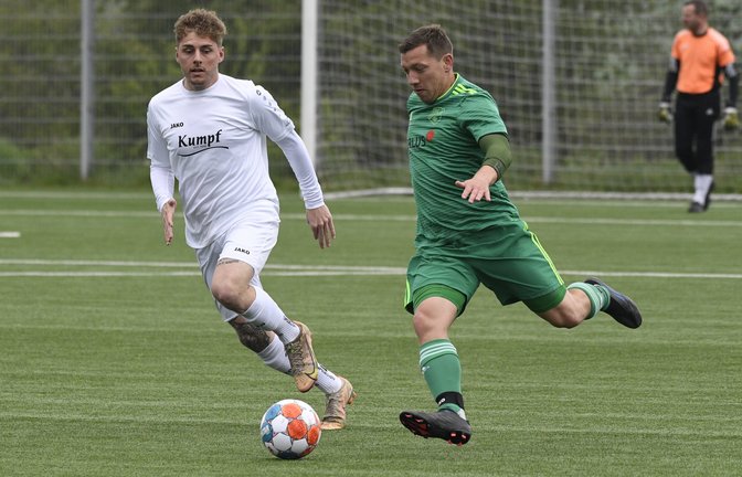Marco Gerschwitz (rechts) muss sich mit dem SV Iptingen auf ein Spiel auf Naturrasen einstellen.  <span class='image-autor'>Foto: Leitner</span>