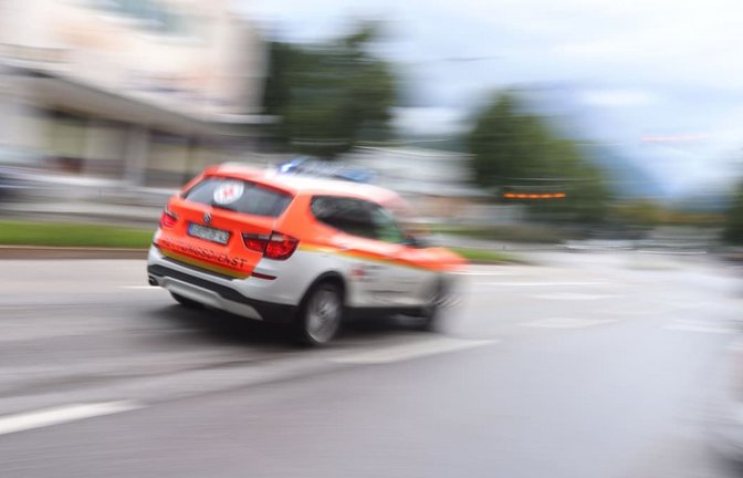 Für Einsatzfahrzeuge mit Blaulicht und Martinshorn müssen andere Verkehrsteilnehmer Platz schaffen. (Symbolfoto)<span class='image-autor'>Karl-Josef Hildenbrand/dpa</span>