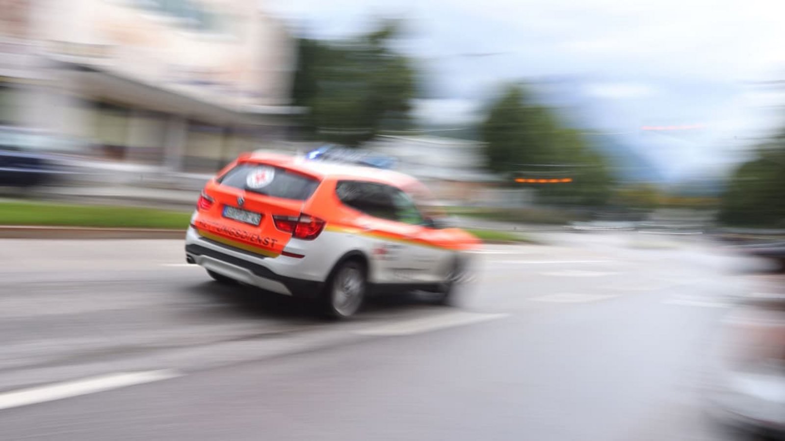 Für Einsatzfahrzeuge mit Blaulicht und Martinshorn müssen andere Verkehrsteilnehmer Platz schaffen. (Symbolfoto)Karl-Josef Hildenbrand/dpa