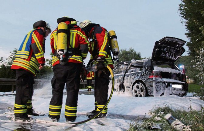 Als die Feuerwehr Oberriexingen eintraf, brannte das Auto. Zuvor hatten Ersthelfer Fahrer und Mitfahrer aus dem Fahrzeug befreit. Fotos: Rostek