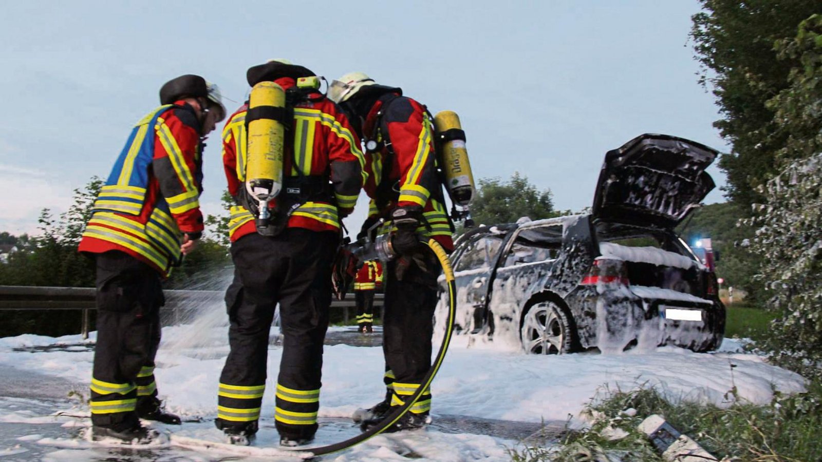 Als die Feuerwehr Oberriexingen eintraf, brannte das Auto. Zuvor hatten Ersthelfer Fahrer und Mitfahrer aus dem Fahrzeug befreit. Fotos: Rostek Als die Feuerwehr Oberriexingen eintraf, brannte das Auto. Zuvor hatten Ersthelfer Fahrer und Mitfahrer aus dem Fahrzeug befreit. Fotos: Rostek