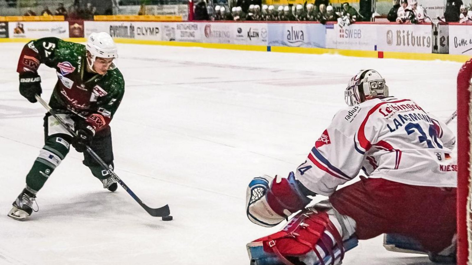 Gegen Ravensburgs Goalie Jonas Langmann gelang Bietigheims Greg Gibson (links) kein Treffer. Den ließ der Kanadier erst am Sonntag in Kassel folgen. Er wird aber der einzige Treffer des 25-Jährigen im Steelers-Trikot bleiben. Er ist schon auf dem Weg nach Dänemark. Foto: Simecek Gegen Ravensburgs Goalie Jonas Langmann gelang Bietigheims Greg Gibson (links) kein Treffer. Den ließ der Kanadier erst am Sonntag in Kassel folgen. Er wird aber der einzige Treffer des 25-Jährigen im Steelers-Trikot bleiben. Er ist schon auf dem Weg nach Dänemark. Foto: Simecek