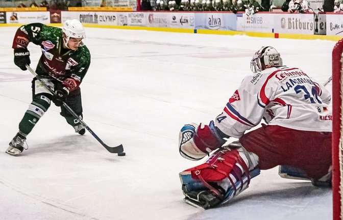 Gegen Ravensburgs Goalie Jonas Langmann gelang Bietigheims Greg Gibson (links) kein Treffer. Den ließ der Kanadier erst am Sonntag in Kassel folgen. Er wird aber der einzige Treffer des 25-Jährigen im Steelers-Trikot bleiben. Er ist schon auf dem Weg nach Dänemark. Foto: Simecek