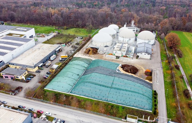 Durch den Kauf der früheren Firma Ziegler – die Gebäude mit den gelben Fassadenteilen – haben die Stadtwerke Mühlacker die Möglichkeit geschaffen, in direkter Nachbarschaft ihrer Biomethananlage in den Waldäckern die Pläne für eine Upcycling-plus-Anlage der Firma Geltz umzusetzen. Drohnenfoto: Schramm