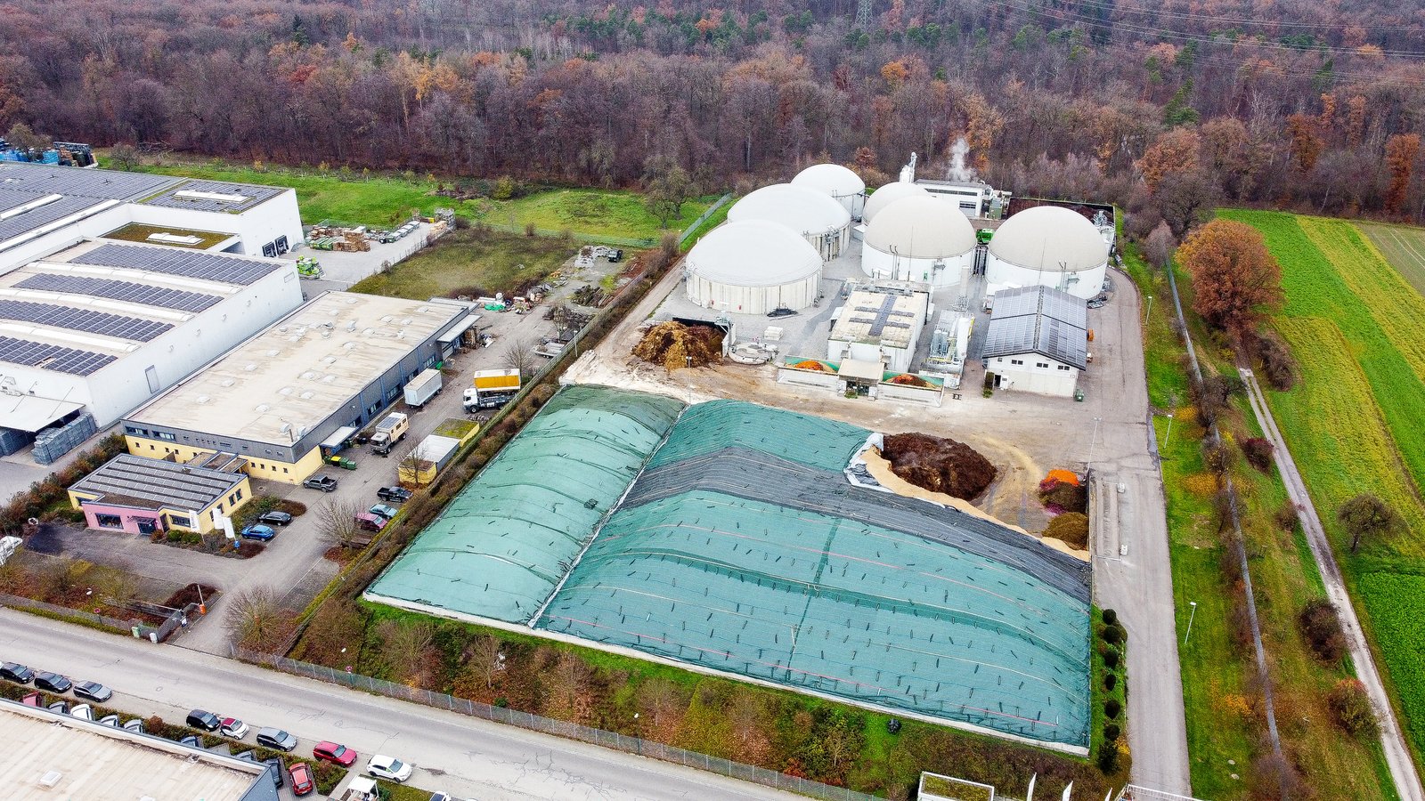 Durch den Kauf der früheren Firma Ziegler – die Gebäude mit den gelben Fassadenteilen – haben die Stadtwerke Mühlacker die Möglichkeit geschaffen, in direkter Nachbarschaft ihrer Biomethananlage in den Waldäckern die Pläne für eine Upcycling-plus-Anlage der Firma Geltz umzusetzen. Drohnenfoto: Schramm Durch den Kauf der früheren Firma Ziegler – die Gebäude mit den gelben Fassadenteilen – haben die Stadtwerke Mühlacker die Möglichkeit geschaffen, in direkter Nachbarschaft ihrer Biomethananlage in den Waldäckern die Pläne für eine Upcycling-plus-Anlage der Firma Geltz umzusetzen. Drohnenfoto: Schramm