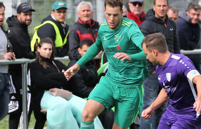 Iptingens Denis Scheier (links) behauptet den Ball unter den Augen seines Trainers Ulrich Huber. Was geht gegen Enzweihingen? <span class='image-autor'>Foto: Küppers</span>