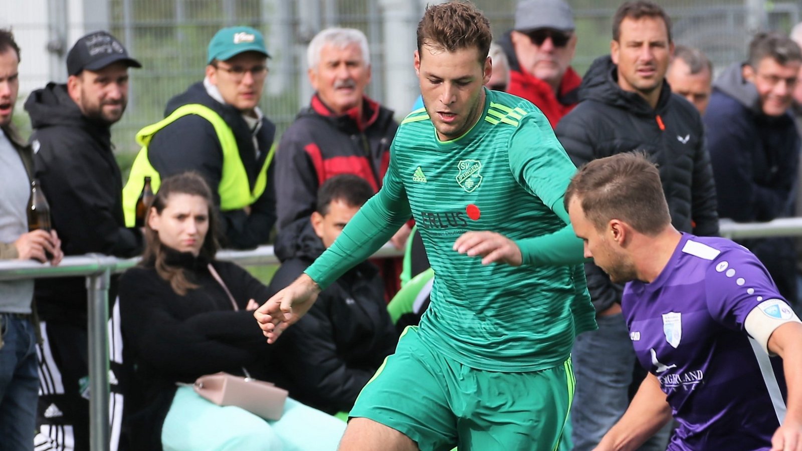 Iptingens Denis Scheier (links) behauptet den Ball unter den Augen seines Trainers Ulrich Huber. Was geht gegen Enzweihingen? Foto: Küppers Iptingens Denis Scheier (links) behauptet den Ball unter den Augen seines Trainers Ulrich Huber. Was geht gegen Enzweihingen? Foto: Küppers