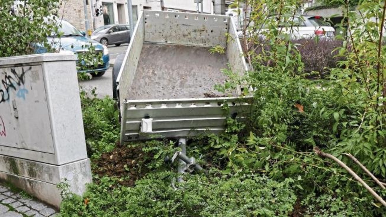 Ein Anhänger voller Pferdemist löste sich am Montag in Vaihingen von der Anhängerkupplung am Auto des Besitzers, stieß gegen einen Bordstein und kam links in Blickrichtung der Enz im Böschungsbereich zum Liegen. Der Mist wurde auf den Bürgersteig geschleu Ein Anhänger voller Pferdemist löste sich am Montag in Vaihingen von der Anhängerkupplung am Auto des Besitzers, stieß gegen einen Bordstein und kam links in Blickrichtung der Enz im Böschungsbereich zum Liegen. Der Mist wurde auf den Bürgersteig geschleu