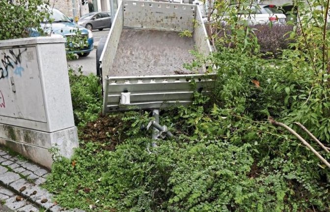Ein Anhänger voller Pferdemist löste sich am Montag in Vaihingen von der Anhängerkupplung am Auto des Besitzers, stieß gegen einen Bordstein und kam links in Blickrichtung der Enz im Böschungsbereich zum Liegen. Der Mist wurde auf den Bürgersteig geschleu
