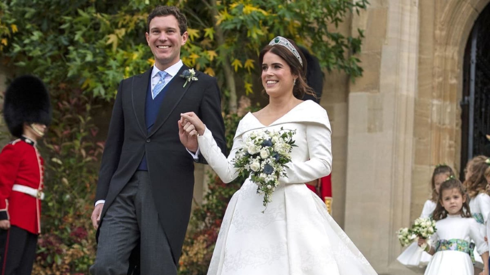 Prinzessin Eugenie und ihr Ehemann Jack Brooksbank verlassen 2018 nach ihrer Hochzeit die St. George's Chapel in Schloss Windsor.Victoria Jones/PA Wire/dpa Prinzessin Eugenie und ihr Ehemann Jack Brooksbank verlassen 2018 nach ihrer Hochzeit die St. George's Chapel in Schloss Windsor.Victoria Jones/PA Wire/dpa