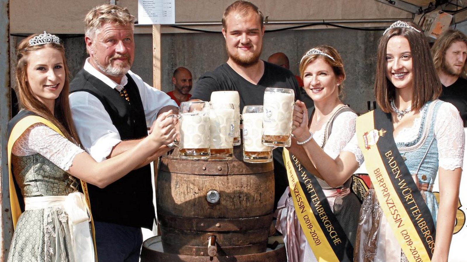 Schaumgekrönt: Die erste baden-württembergische Bierkönigin Laetitia (von links) mit Senior Robert Volk und Sohn Leopold sowie den Bierprinzessinnen Sina und Debora beim Fassanstich in der Wiersnheimer Adler-Brauerei. Foto: Kollros Schaumgekrönt: Die erste baden-württembergische Bierkönigin Laetitia (von links) mit Senior Robert Volk und Sohn Leopold sowie den Bierprinzessinnen Sina und Debora beim Fassanstich in der Wiersnheimer Adler-Brauerei. Foto: Kollros