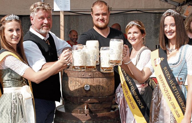 Schaumgekrönt: Die erste baden-württembergische Bierkönigin Laetitia (von links) mit Senior Robert Volk und Sohn Leopold sowie den Bierprinzessinnen Sina und Debora beim Fassanstich in der Wiersnheimer Adler-Brauerei.  Foto: Kollros