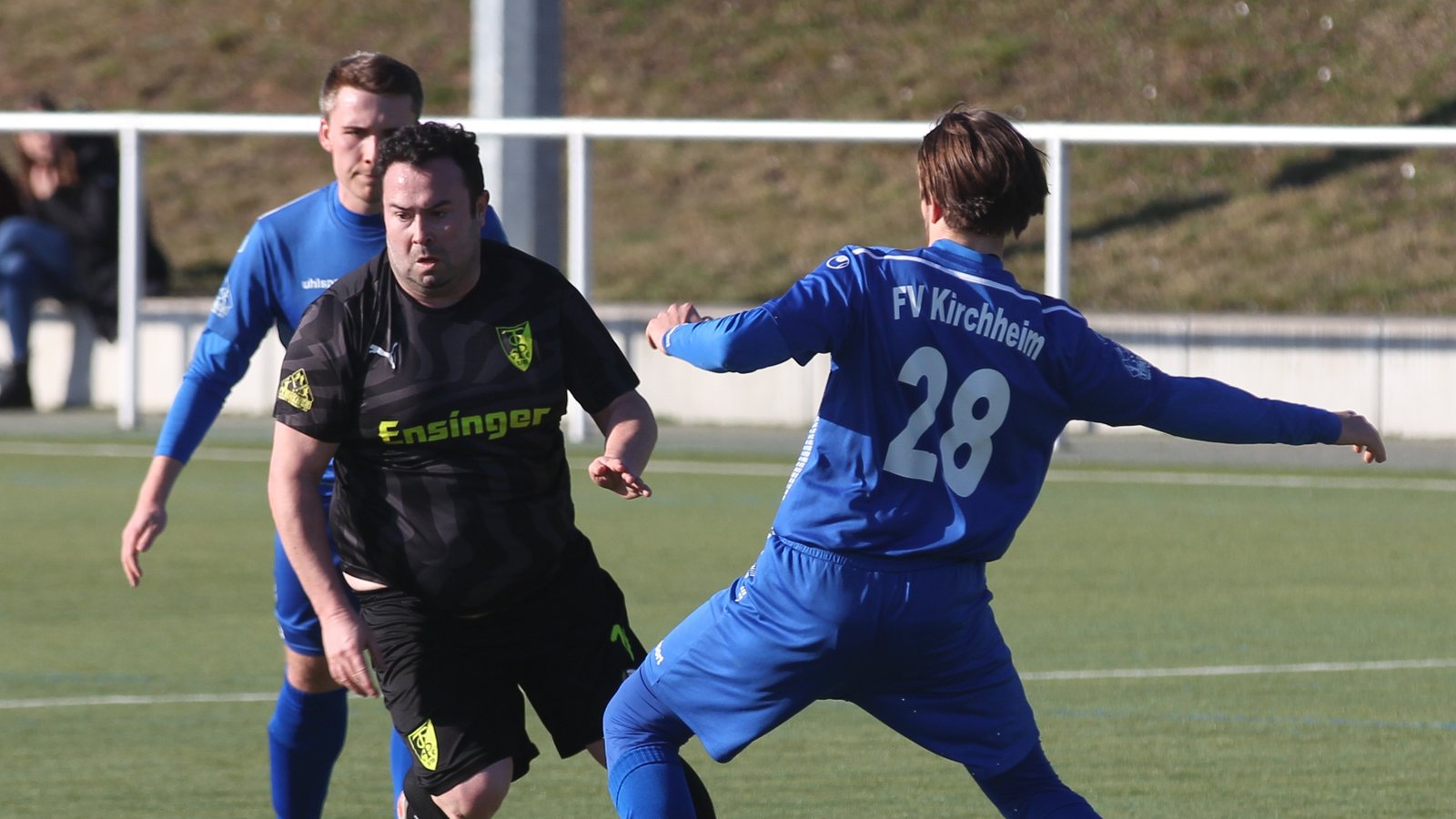 Tobias Häfner (Mitte) hat über die Jahre etwas von seiner Spritzigkeit verloren. Vom Ball ist der defensive Mittelfeldspieler des TSV Ensingen dennoch kaum zu trennen – auch nicht von Kirchheims David Kalanovic (rechts). Foto: Nachreiner