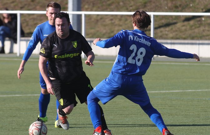 Tobias Häfner (Mitte) hat über die Jahre etwas von seiner Spritzigkeit verloren. Vom Ball ist der defensive Mittelfeldspieler des TSV Ensingen dennoch kaum zu trennen – auch nicht von Kirchheims David Kalanovic (rechts). <span class='image-autor'>Foto: Nachreiner</span>