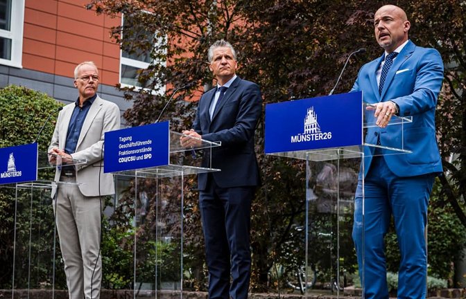 Es ist nur ein Hotelparkplatz, aber der Geist von Münster soll trotzdem über der Klausurtagung von Unions- und SPD-Fraktionsspitzen geweht haben. Hier Matthias Miersch (v.l.n.r.),Vorsitzender der SPD-Bundestagsfraktion, Unionsfraktionschef Thorsten Frei (CDU) und CSU-Landesgruppenchef Alexander Hoffmann bei ihrem Abschlussstatement.<span class='image-autor'>Lars Berg/dpa</span>