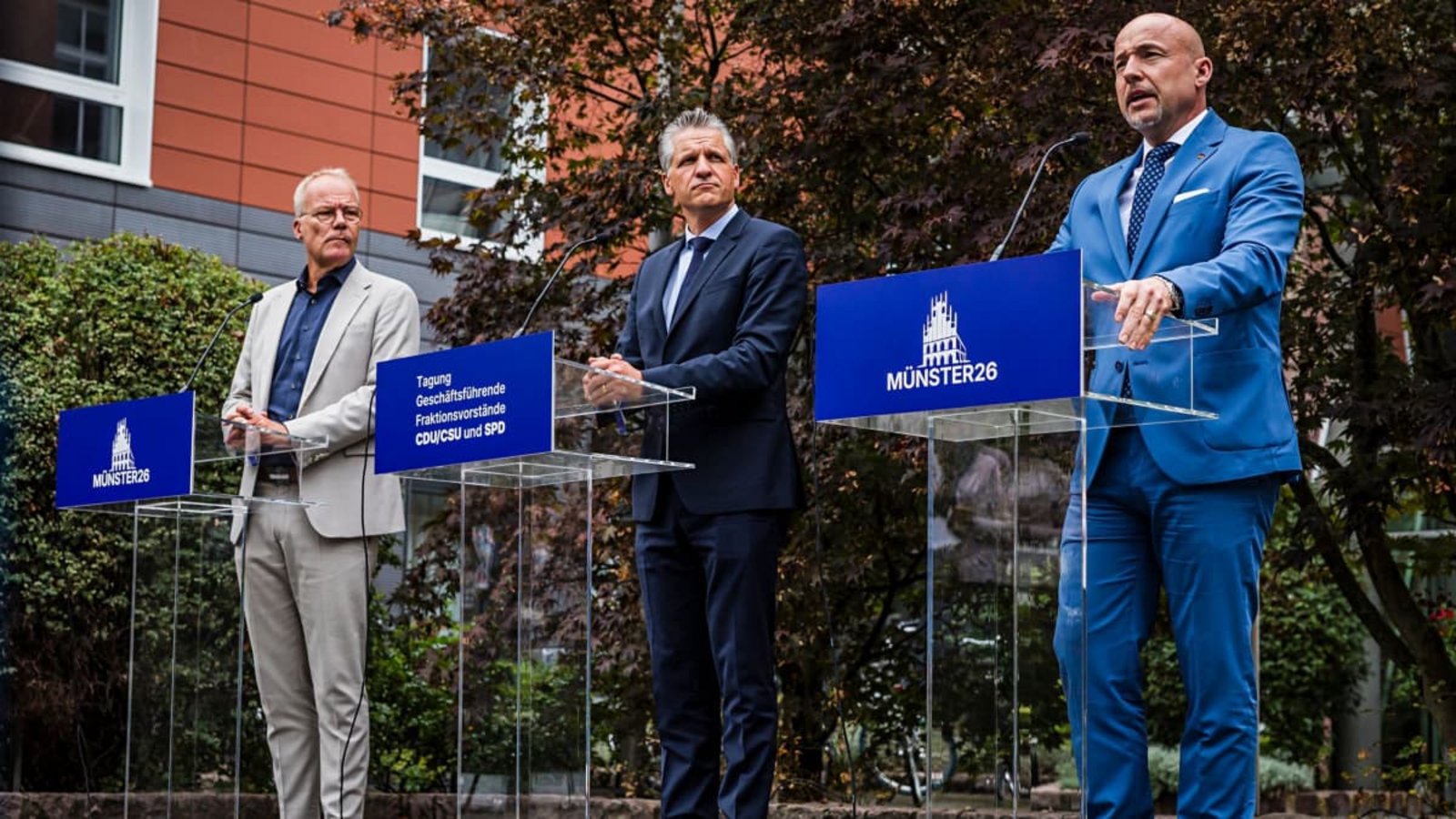 Es ist nur ein Hotelparkplatz, aber der Geist von Münster soll trotzdem über der Klausurtagung von Unions- und SPD-Fraktionsspitzen geweht haben. Hier Matthias Miersch (v.l.n.r.),Vorsitzender der SPD-Bundestagsfraktion, Unionsfraktionschef Thorsten Frei (CDU) und CSU-Landesgruppenchef Alexander Hoffmann bei ihrem Abschlussstatement.Lars Berg/dpa