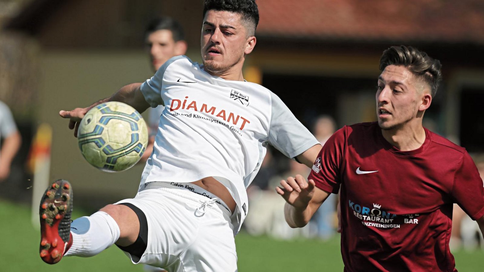 Hakan Atalay kommt hier zwar für Gastgeber Riet an den Ball, doch alle Ballgewinne reichten gestern nicht, um gegen den TSV Enzweihingen zu treffen. Der SV Riet verlor mit 0:2. Foto: Küppers