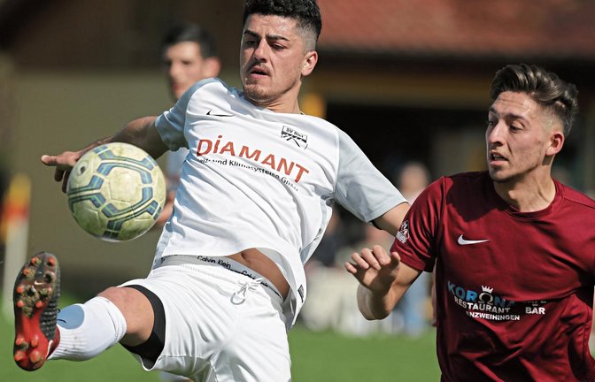 Hakan Atalay kommt hier zwar für Gastgeber Riet an den Ball, doch alle Ballgewinne reichten gestern nicht, um gegen den TSV Enzweihingen zu treffen. Der SV Riet verlor mit 0:2. Foto: Küppers