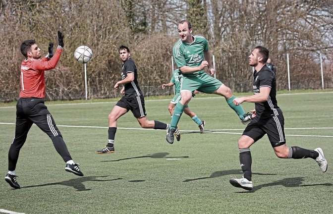 Marc Nowotny legt mit dem 1:0 für Iptingen vor, weder Bewacher noch Torwart Linder kommen an den Ball. Doch es reicht nur zum 2:2. Foto: Küppers