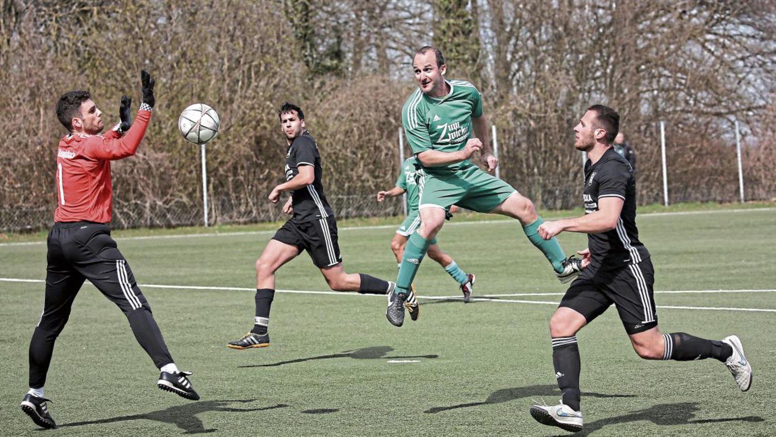 Marc Nowotny legt mit dem 1:0 für Iptingen vor, weder Bewacher noch Torwart Linder kommen an den Ball. Doch es reicht nur zum 2:2. Foto: Küppers