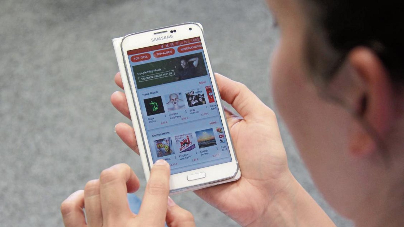 Nur ein Klick: Mit dem Smartphone lässt sich schnell und einfach Geld ausgeben – verlockend für junge Menschen. Foto: Rieger
