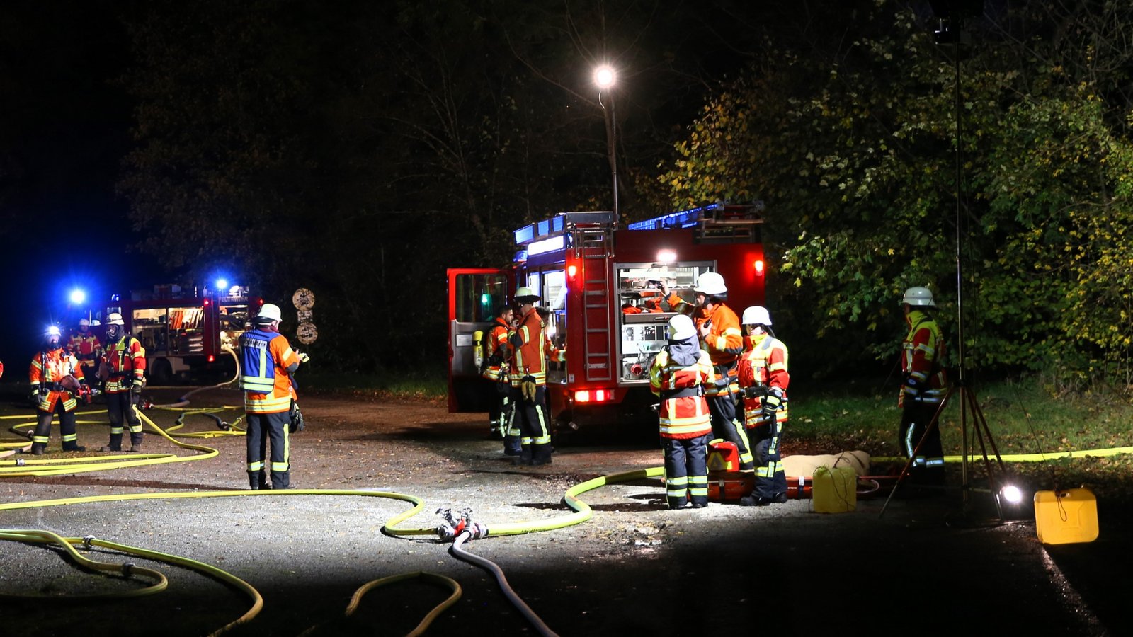 Warten auf weitere Aufträge: Bei der Alarmübung der Feuerwehr Wiernsheim steht jetzt die Wasserversorgung vom Iptinger Kreuzbach, die Mannschaft wird neu formiert. Fotos: Küppers