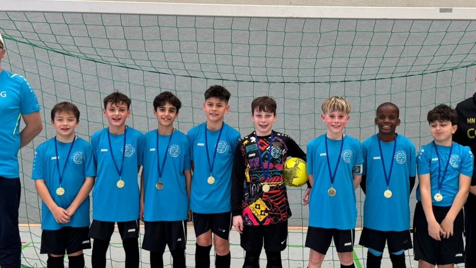 Mit der Bronzemedaille kommen die E-Junioren der SG Vaihingen Süd aus dem Strahlen kaum noch heraus.