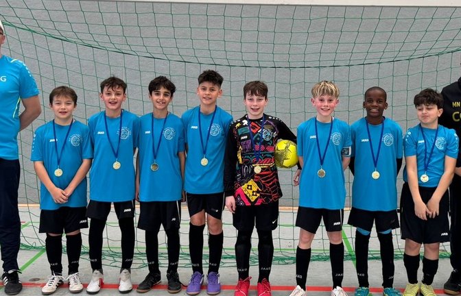 Mit der Bronzemedaille kommen die E-Junioren der SG Vaihingen Süd aus dem Strahlen kaum noch heraus.