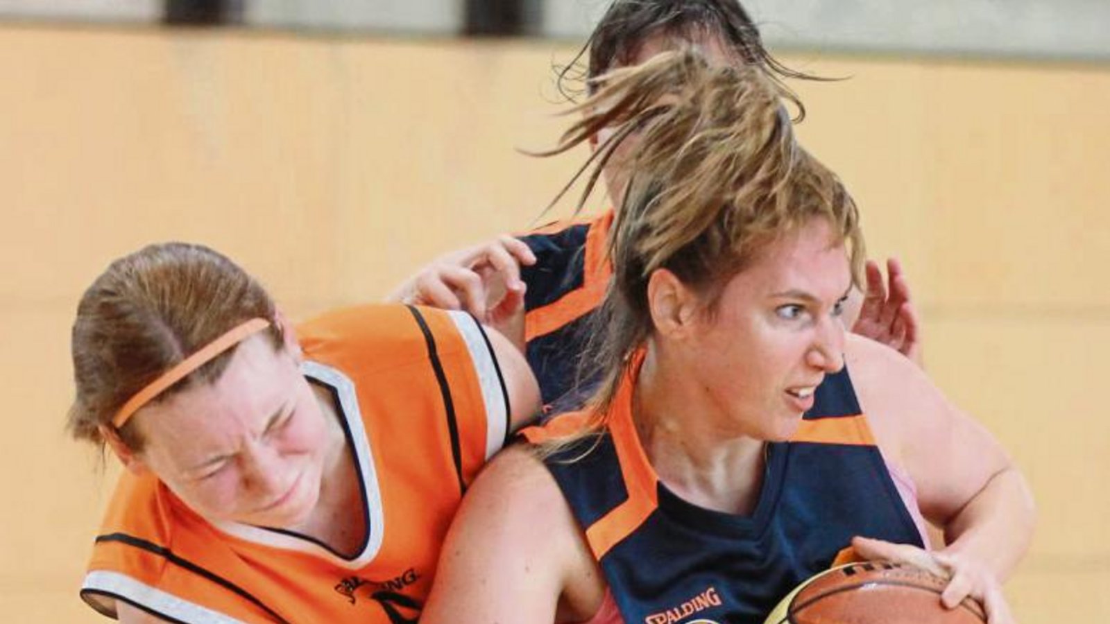 Katharina Bews (links), Centerspielerin der BSG Vaihingen/Sachsenheim, und Antonia Bofinger kämpfen beim Rebound um den Ball. Foto: Nachreiner Katharina Bews (links), Centerspielerin der BSG Vaihingen/Sachsenheim, und Antonia Bofinger kämpfen beim Rebound um den Ball. Foto: Nachreiner